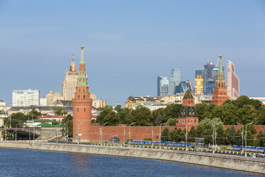 Russland, Moskau, Fluss Moskwa, Kremlmauer mit Türmen und moderner Architektur - FOF006774