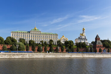 Russland, Moskau, Fluss Moskwa, Großer Kreml-Palast und Kathedralen - FOF006777