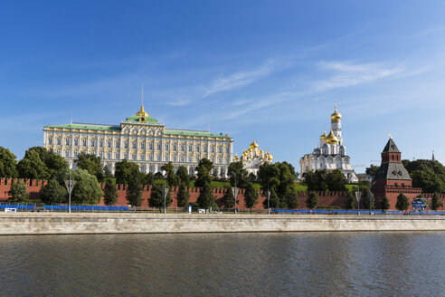 Russland, Moskau, Fluss Moskwa, Großer Kreml-Palast und Kathedralen - FOF006777