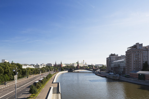 Russland, Moskau, Fluss Moskwa und Gebäude um den Kreml, lizenzfreies Stockfoto