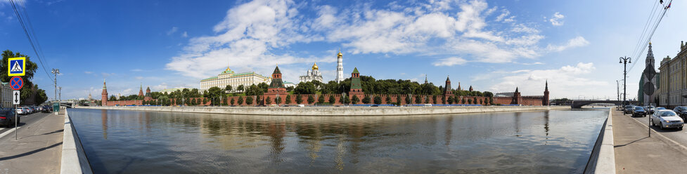 Russland, Moskau, Fluss Moskwa und Kremlmauer mit Türmen - FO006788