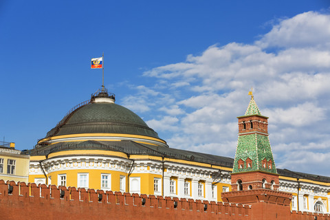 Russland, Moskau, Roter Platz mit Senatspalast, Turm und Kremlmauer, lizenzfreies Stockfoto