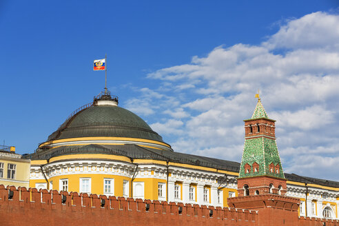 Russland, Moskau, Roter Platz mit Senatspalast, Turm und Kremlmauer - FOF006800