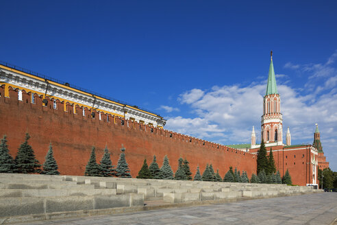 Russland, Moskau, Roter Platz mit Senatspalast, Nikolskaja-Turm und Kreml-Mauer - FOF006801