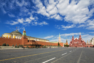 Russland, Moskau, Roter Platz mit Gebäuden - FOF006805