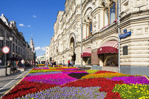 Russland, Zentralrussland, Moskau, Roter Platz, Kaufhaus GUM, Blumenbeet - FOF006815