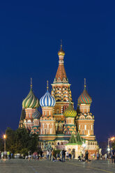 Russland, Zentralrussland, Moskau, Roter Platz, Basilius-Kathedrale am Abend - FOF006816