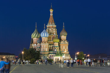 Russland, Zentralrussland, Moskau, Roter Platz, Basilius-Kathedrale am Abend - FOF006818