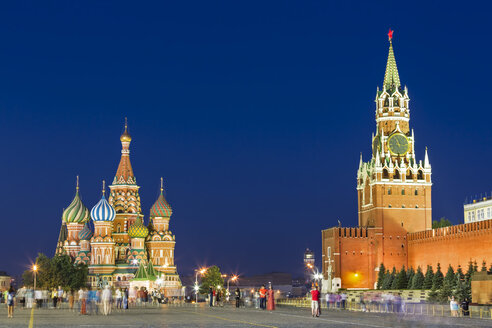 Russland, Zentralrussland, Moskau, Roter Platz, Basilius-Kathedrale, Kreml-Mauer und Spasskaya-Turm am Abend - FO006819