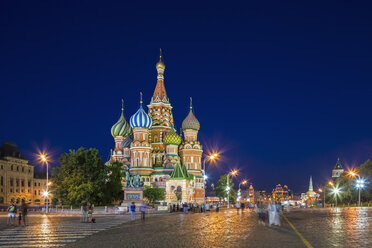 Russland, Zentralrussland, Moskau, Roter Platz, Basilius-Kathedrale am Abend - FOF006821