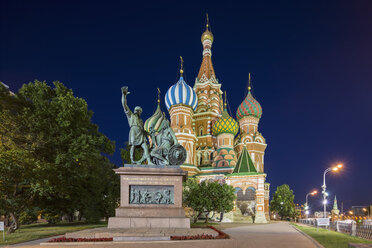 Russland, Zentralrussland, Moskau, Roter Platz, Basilius-Kathedrale und Denkmal für Minin und Pozharsky bei Nacht - FO006823