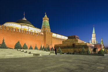 Russland, Zentralrussland, Moskau, Roter Platz, Basilius-Kathedrale, Kreml-Mauer, Kreml-Senat, Senatsturm, Spasskaja-Turm und Lenins Mausoleum am Abend - FOF006828