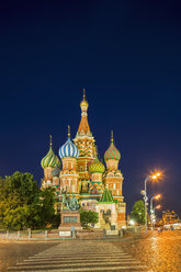 Russland, Zentralrussland, Moskau, Roter Platz, Basilius-Kathedrale und Denkmal für Minin und Pozharsky bei Nacht - FOF006829