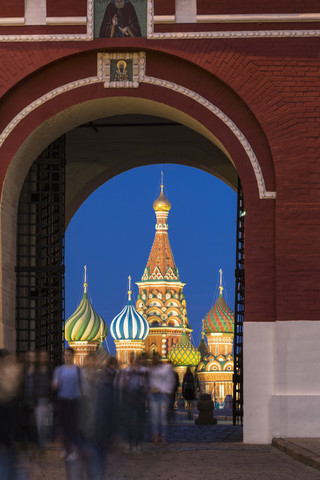 Russland, Zentralrussland, Moskau, Roter Platz, Basilius-Kathedrale, Iberisches Tor und Touristen am Abend, lizenzfreies Stockfoto