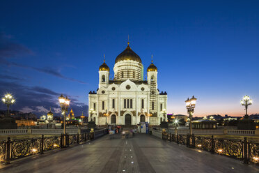 Russland, Moskau, Christ-Erlöser-Kathedrale und Patriarchatsbrücke, Blaue Stunde - FO006838