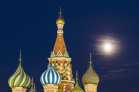 Russland, Zentralrussland, Moskau, Roter Platz, Basilius-Kathedrale, Zwiebeltürme bei Nacht, lizenzfreies Stockfoto