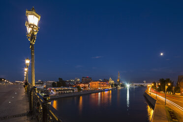 Russland, Moskau, Patriarshy-Brücke, Moskwa-Fluss und Peter der Große-Statue, Expo-Park, Blaue Stunde - FOF006840