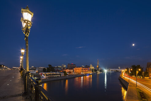 Russland, Moskau, Patriarshy-Brücke, Moskwa-Fluss und Peter der Große-Statue, Expo-Park, Blaue Stunde - FOF006840