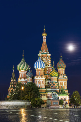 Russland, Zentralrussland, Moskau, Roter Platz, Basilius-Kathedrale und Denkmal für Minin und Pozharsky bei Nacht, lizenzfreies Stockfoto