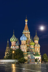 Russland, Zentralrussland, Moskau, Roter Platz, Basilius-Kathedrale und Denkmal für Minin und Pozharsky bei Nacht - FOF006833