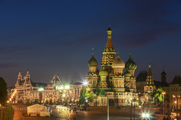 Russland, Zentralrussland, Moskau, Roter Platz, Basilius-Kathedrale und GUM-Kaufhaus bei Nacht - FOF006834