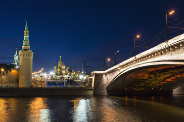 Russland, Zentralrussland, Moskau, Roter Platz, Basilius-Kathedrale, Kreml-Mauer und -Brücke, Moskwa-Fluss bei Nacht - FOF006835