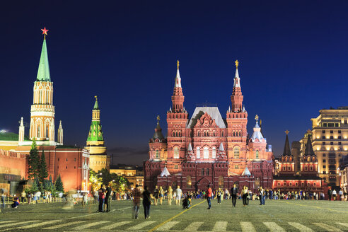 Russland, Zentralrussland, Moskau, Roter Platz, Kremlmauer, Staatliches Historisches Museum, Nikolskaja-Turm, Iberisches Tor bei Nacht - FO006845