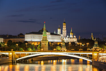 Russia, Moscow, View of the Kremlin with its towers - FO006853