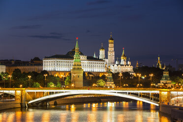 Russland, Moskau, Blick auf den Kreml mit seinen Türmen - FO006853