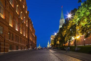 Russland, Zentralrussland, Moskau, Roter Platz, Kremlmauer, Staatliches Historisches Museum und Nikolskaja-Turm, Blaue Stunde - FO006847