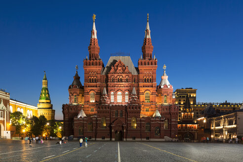 Russland, Zentralrussland, Moskau, Roter Platz, Kremlmauer, Arsenalturm, Staatliches Historisches Museum und Iberisches Tor bei Nacht - FOF006848