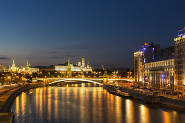 Russland, Moskau, Blick auf den Kreml mit seinen Türmen - FOF006854