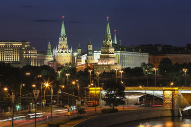 Russland, Moskau, Blick auf den Kreml mit seinen Türmen - FOF006855