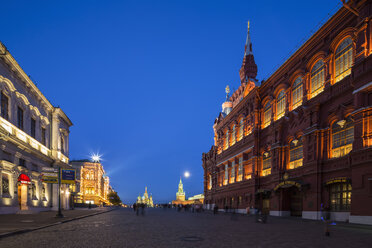 Russland, Zentralrussland, Moskau, Roter Platz, Kreml-Mauer, Basilius-Kathedrale, Spasskaja-Turm, Staatliches Historisches Museum, Nikolskaja-Turm und GUM-Kaufhaus bei Nacht - FOF006849