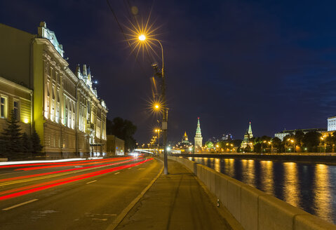 Russland, Moskau, Kreml, Straße an der Moskwa mit Blick auf den Kreml - FOF006863