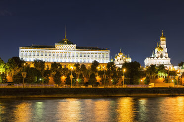 Russland, Moskau, Kreml, Glockenturm Iwan der Große mit Erzengel- und Verkündigungskathedrale - FOF006864
