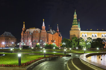 Russland, Moskau, Maneschnaja-Platz mit Ecke Arsenalnaja-Turm und Staatliches Historisches Museum - FOF006868