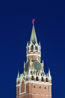 Russland, Moskau, Blick auf den Spasskaya-Turm bei Nacht - FO006869