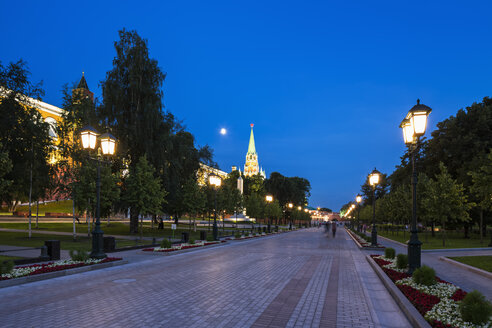 Russland, Moskau, Blick auf Alexandergarten und Dreifaltigkeitsturm zur blauen Stunde - FOF006871