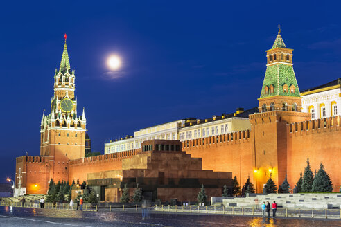 Russland, Moskau, Blick auf Spasskaja-Turm, Lenin-Mausoleum, Kreml-Senat und Kreml-Mauer bei Nacht - FOF006851