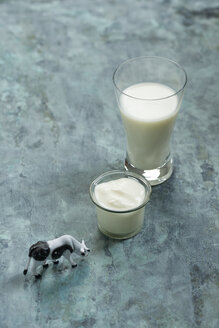 Milchglas Joghurt in einem Glas und Kuh-Figur - MYF000522
