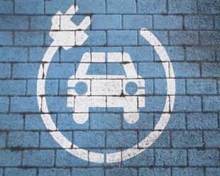 Niederlande, Overijssel, Symbol für eine Ladestation für Elektroautos am Boden - HAWF000441