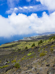 Spanien, Kanarische Inseln, La Palma, Puerto Naos, Küste und Wolken - AMF002691
