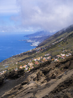 Spanien, Kanarische Inseln, La Palma, Fuencaliente, Blick vom Vulkan San Antonio auf Los Canarios - AMF002695