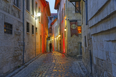 Türkei, Gaziantep, Gasse in der Altstadt am Abend - SIEF005821