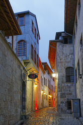 Türkei, Gaziantep, Gasse in der Altstadt am Abend - SIE005822