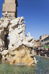 Italien, Latium, Rom, Piazza Navona, Fontana dei Quattro Fiumi und Weihnachtsmarkt - GWF003141