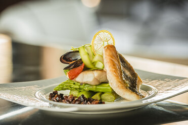 Plate of sea bass with green asparagus and blue mussel - KM001339