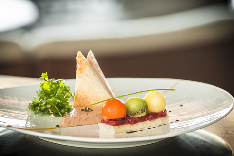 Teller mit Foie gras und Toast, lizenzfreies Stockfoto