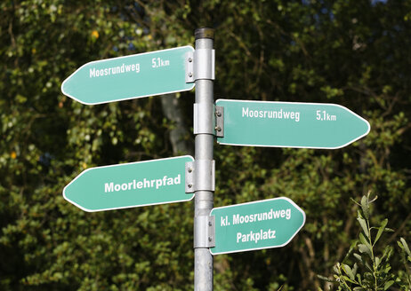 Germany, Bavaria, Freimoos, signpost - SIEF005842